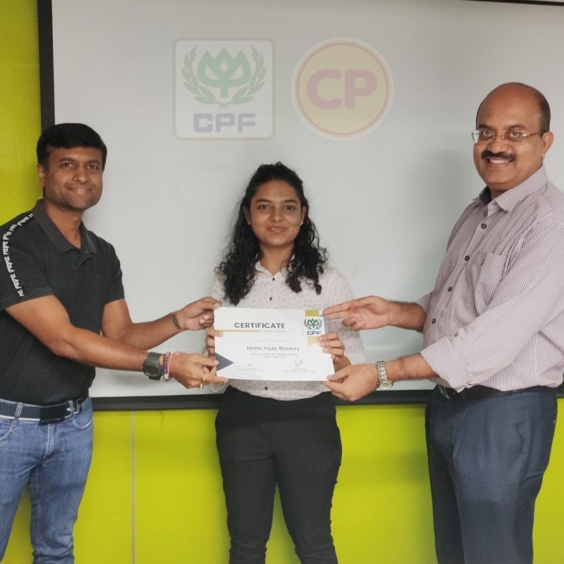 Nidhi Vijay Baoney receiving a certificate